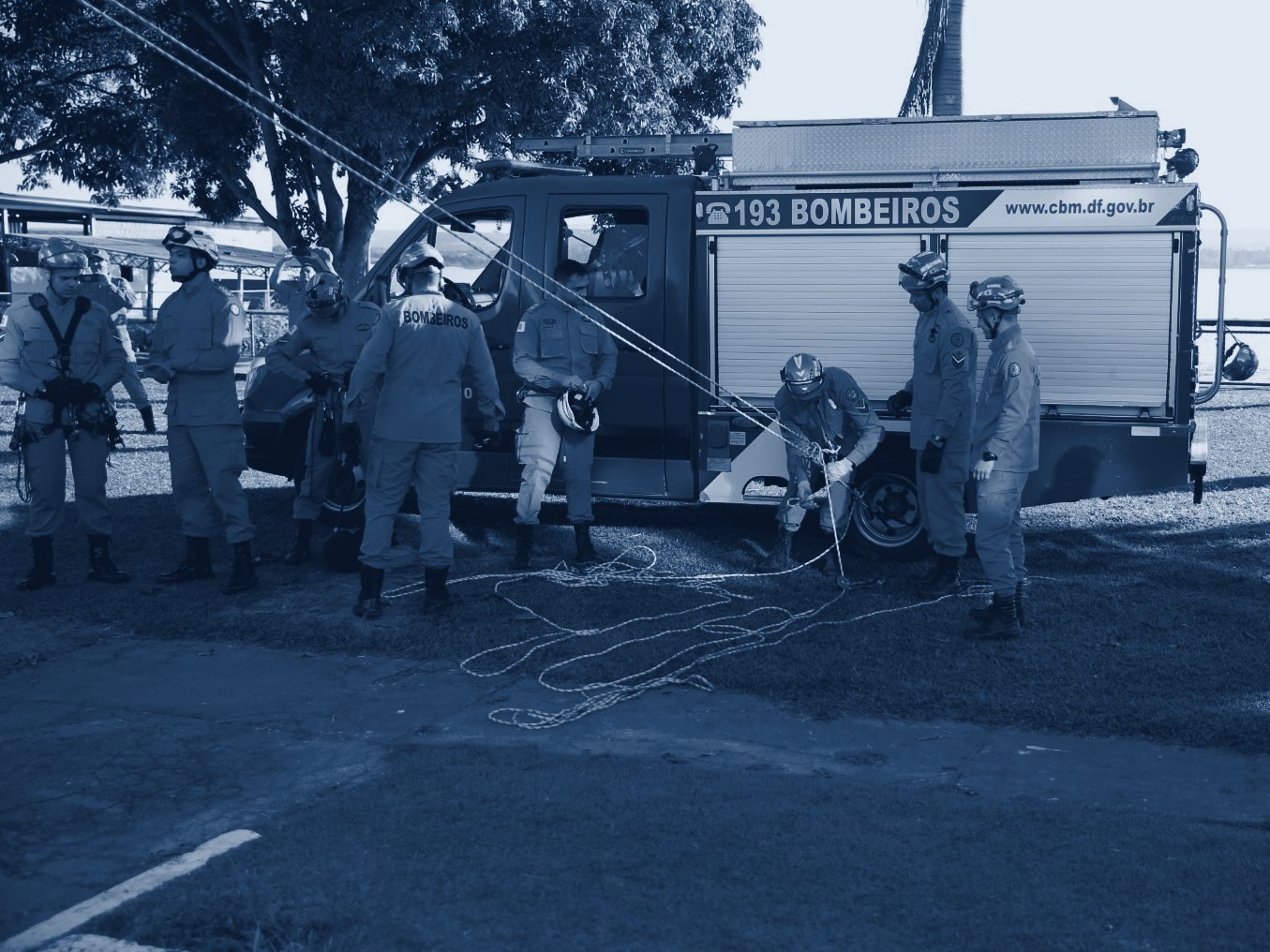 Bombeiros militares do DF ao lado da viatura de combate a incêndio e resgate