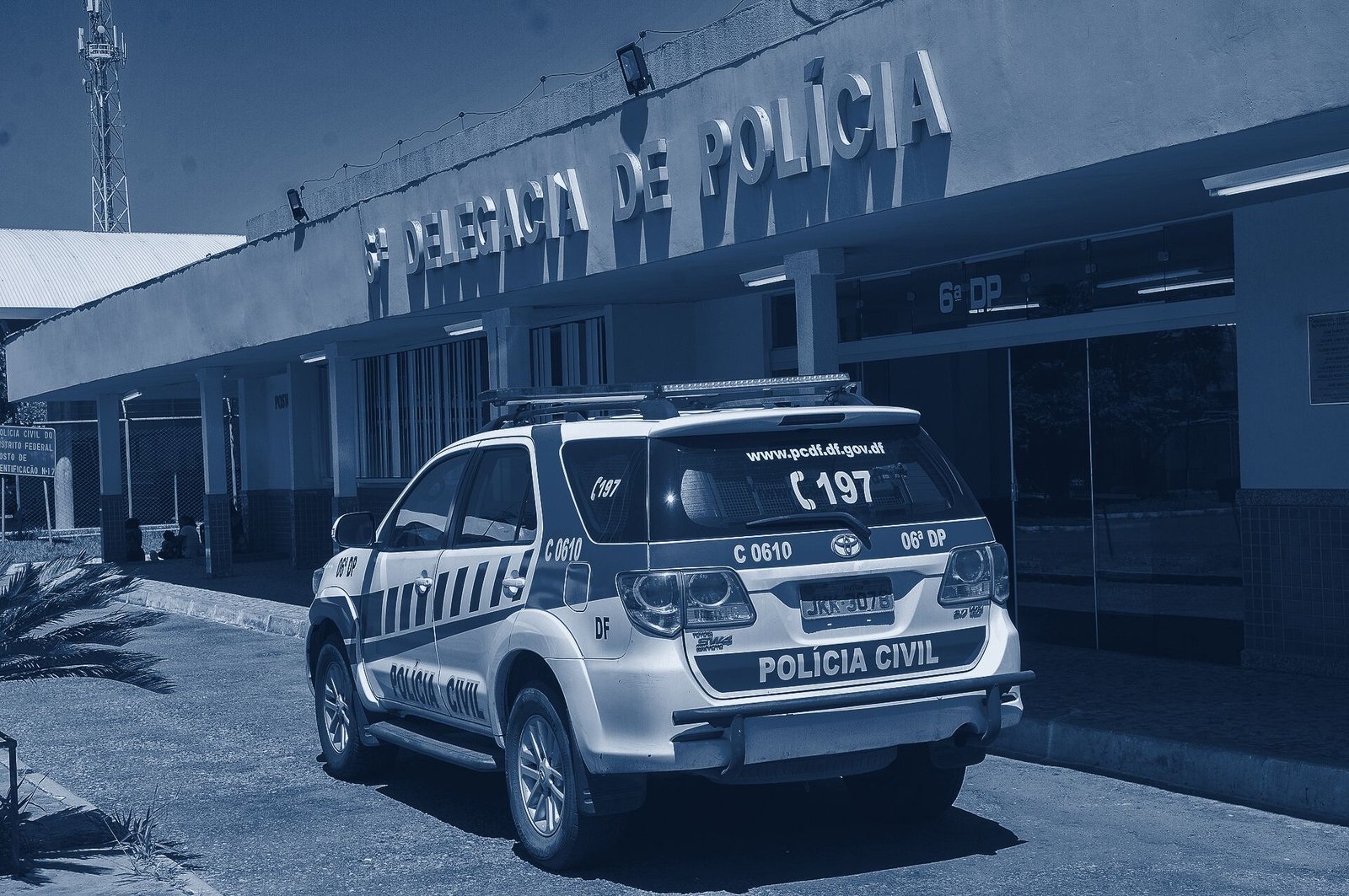 Viatura da Polícia Civil do DF diante de uma delegacia